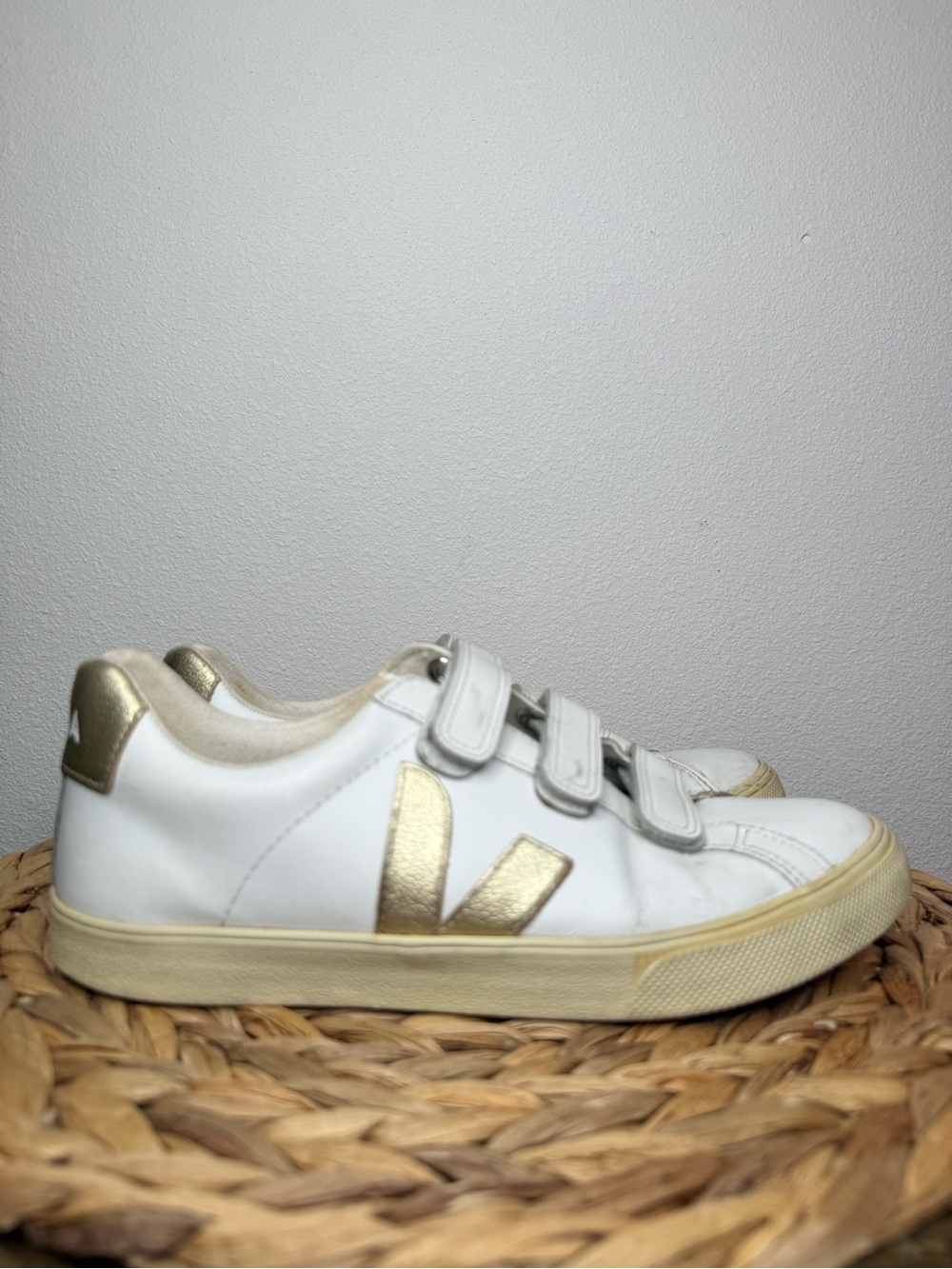 Veja Sneaker RECIFE LEATHER WHITE PLATINE Gold V White leather shoes Velcro